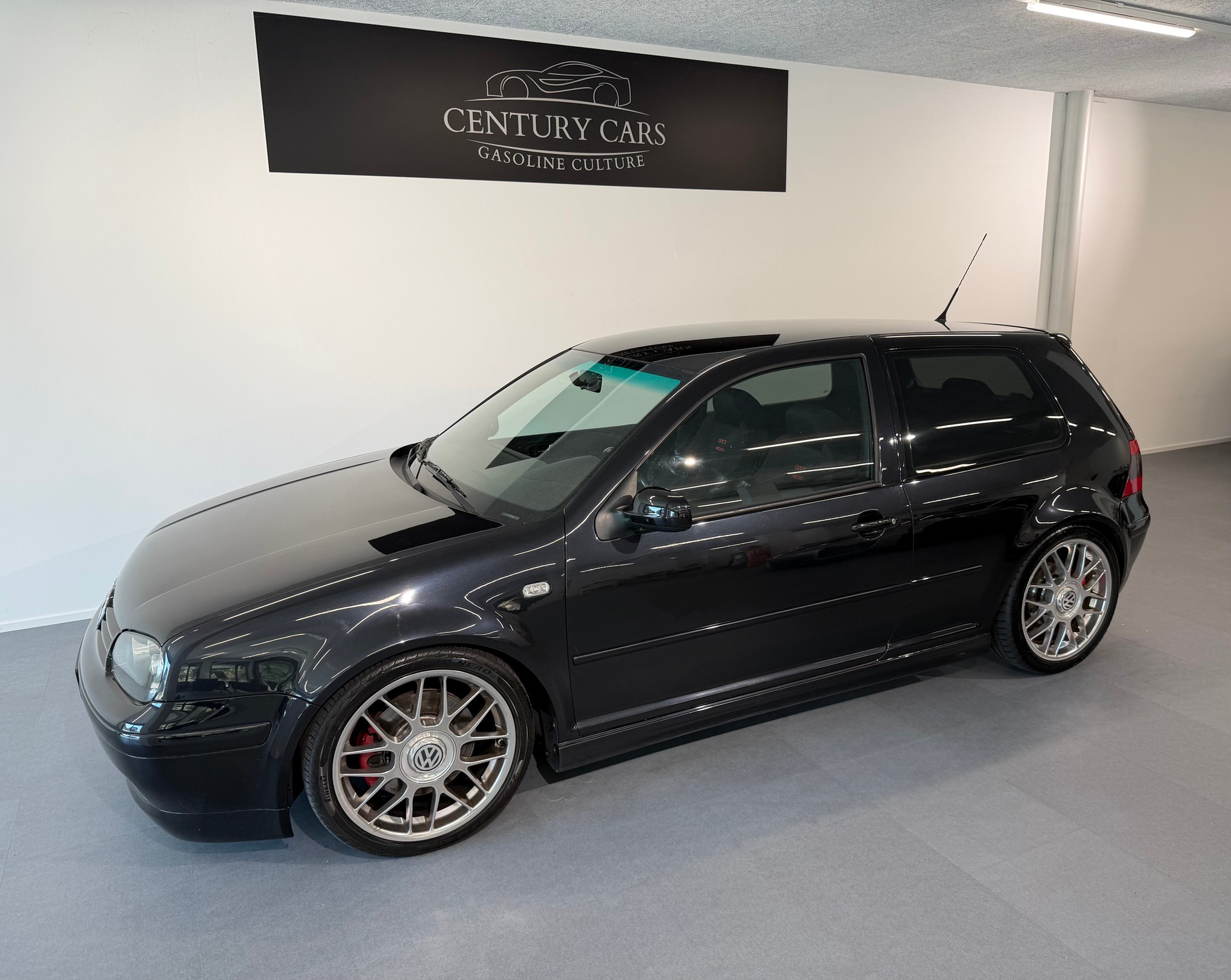 VW Golf 1.8 T GTI 25 Years-showroom-element-1