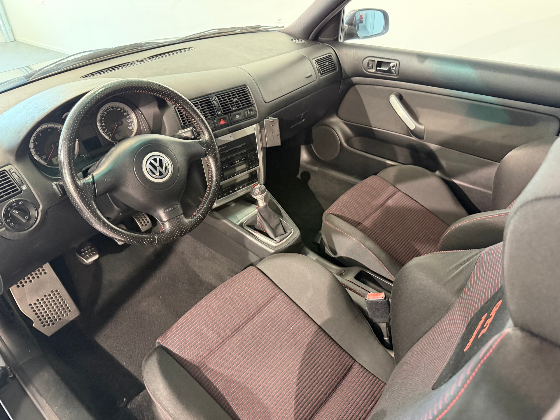 VW Golf 1.8 T GTI 25 Years-showroom-element-3