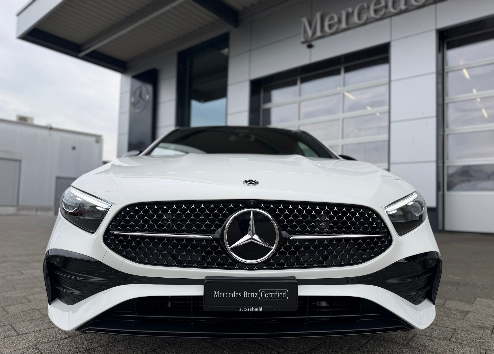 MERCEDES-BENZ A 200 AMG Line Premium Plus 7G-DCT-showroom-element-2