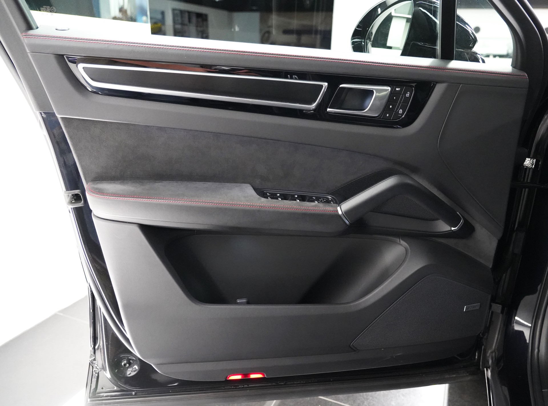 PORSCHE Cayenne GTS Coupé-image-9