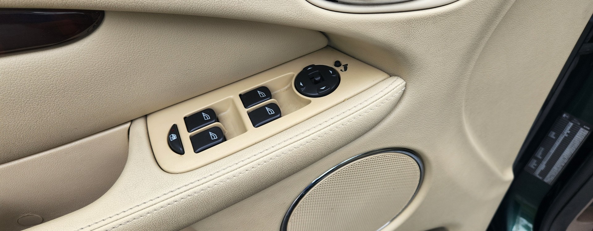 JAGUAR X-Type 3.0 V6 Traction4 Sovereign-image-5
