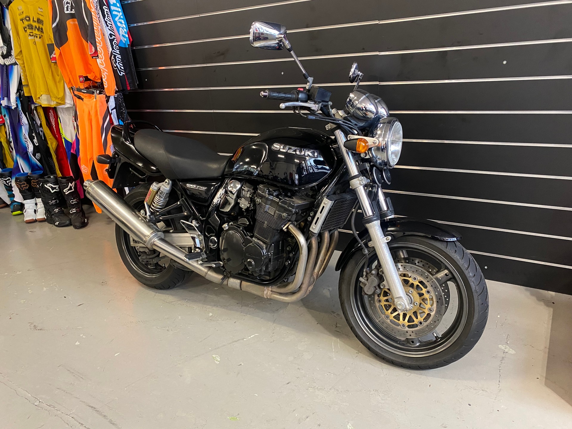 SUZUKI GSX 750-image-4