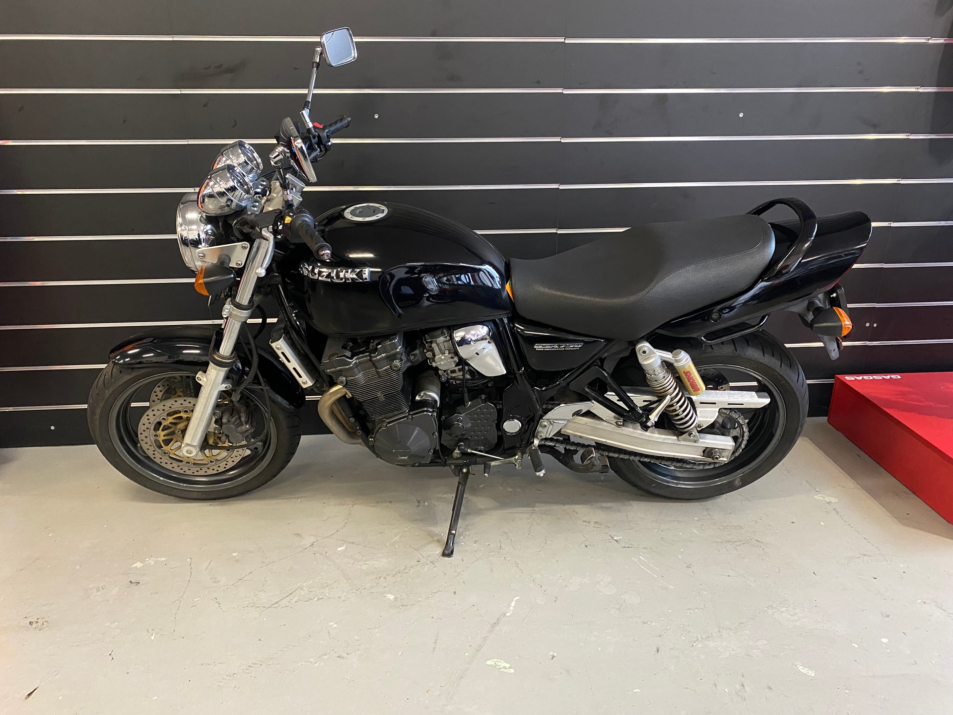 SUZUKI GSX 750-showroom-element-1