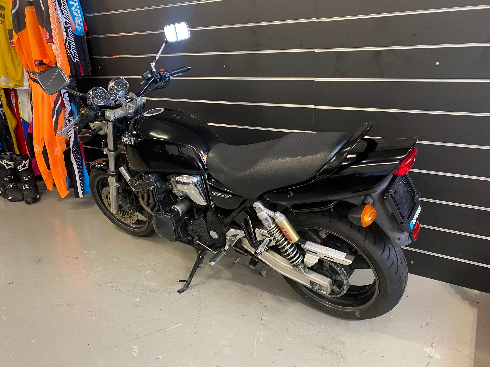 SUZUKI GSX 750-showroom-element-3