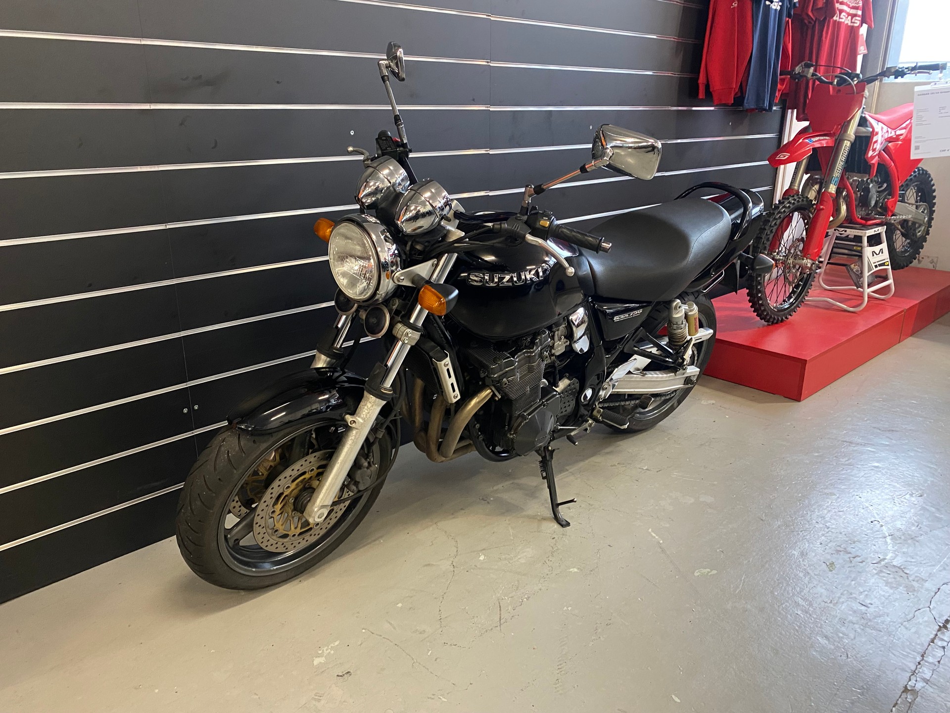 SUZUKI GSX 750-showroom-element-2