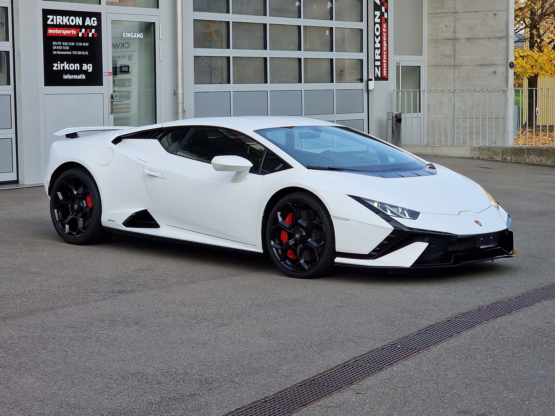LAMBORGHINI Huràcan Tecnica 'Bianco Asopo Matt' | CH | Sensonum | Lift | Carbon | 5 Jahre Garantie-showroom-element-3