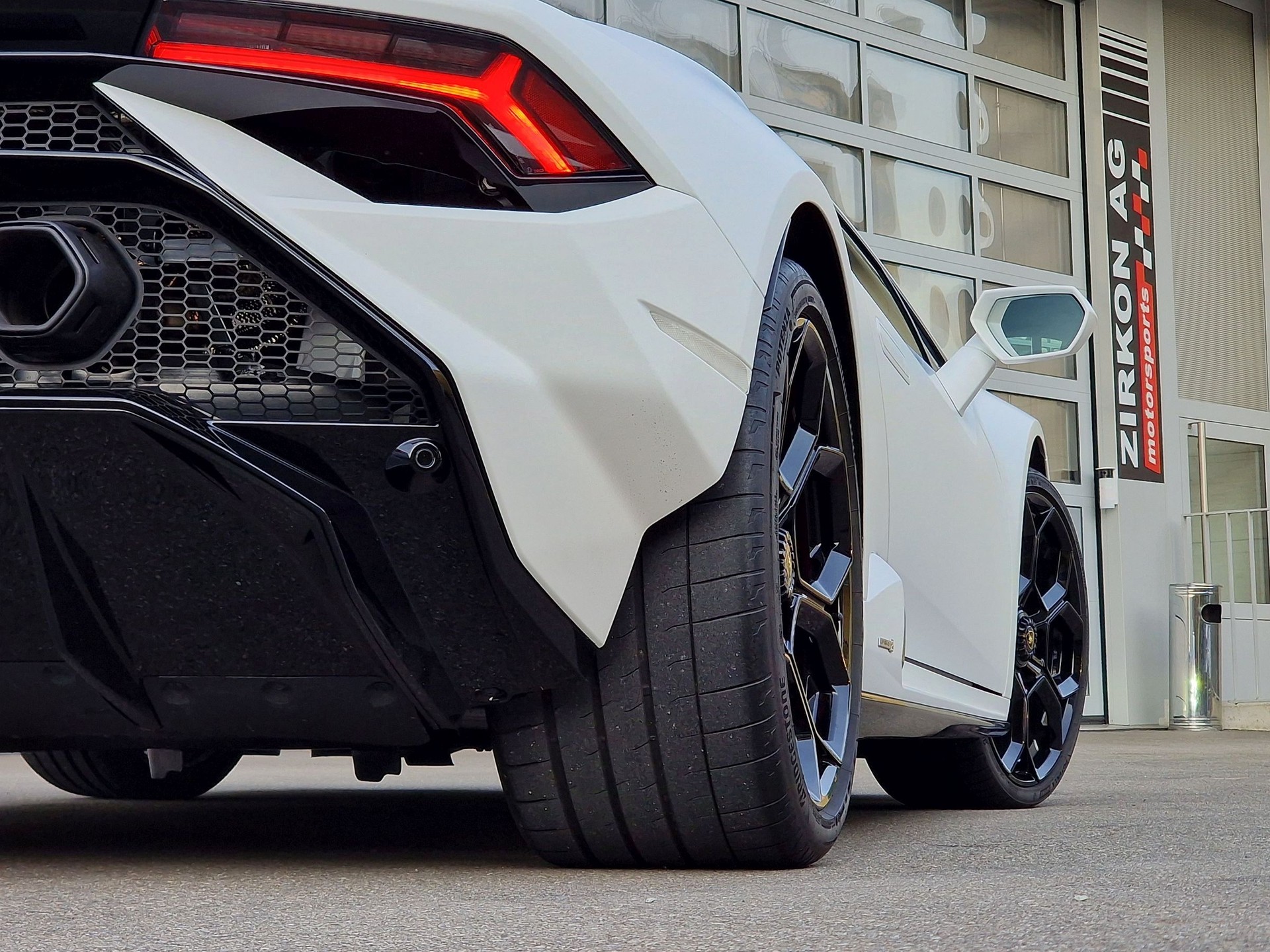 LAMBORGHINI Huràcan Tecnica 'Bianco Asopo Matt' | CH | Sensonum | Lift | Carbon | 5 Jahre Garantie-image-4