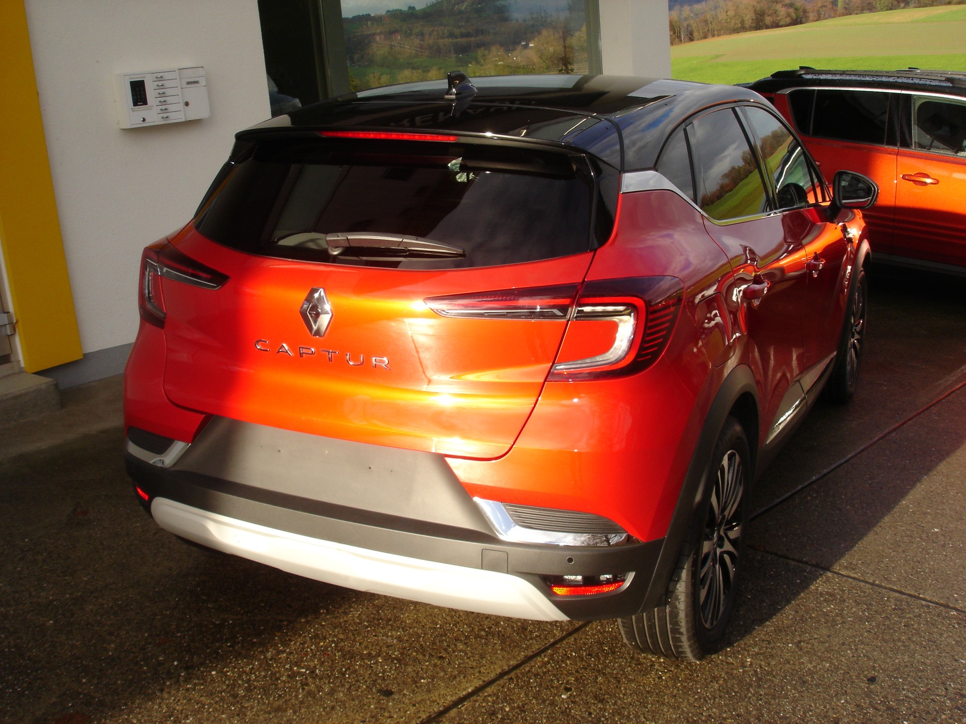 RENAULT Captur 1.3 TCe EDC Initiale Paris EDC-showroom-element-3