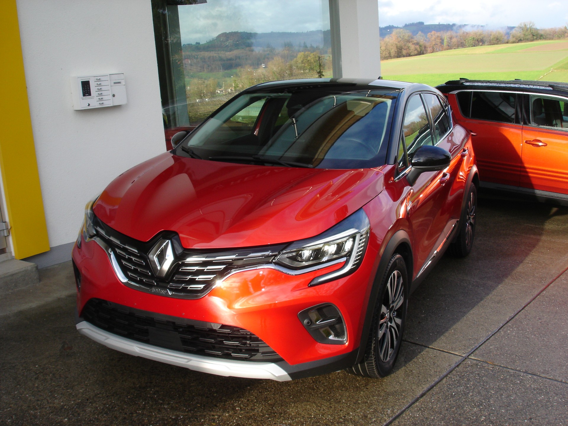 RENAULT Captur 1.3 TCe EDC Initiale Paris EDC-showroom-element-1
