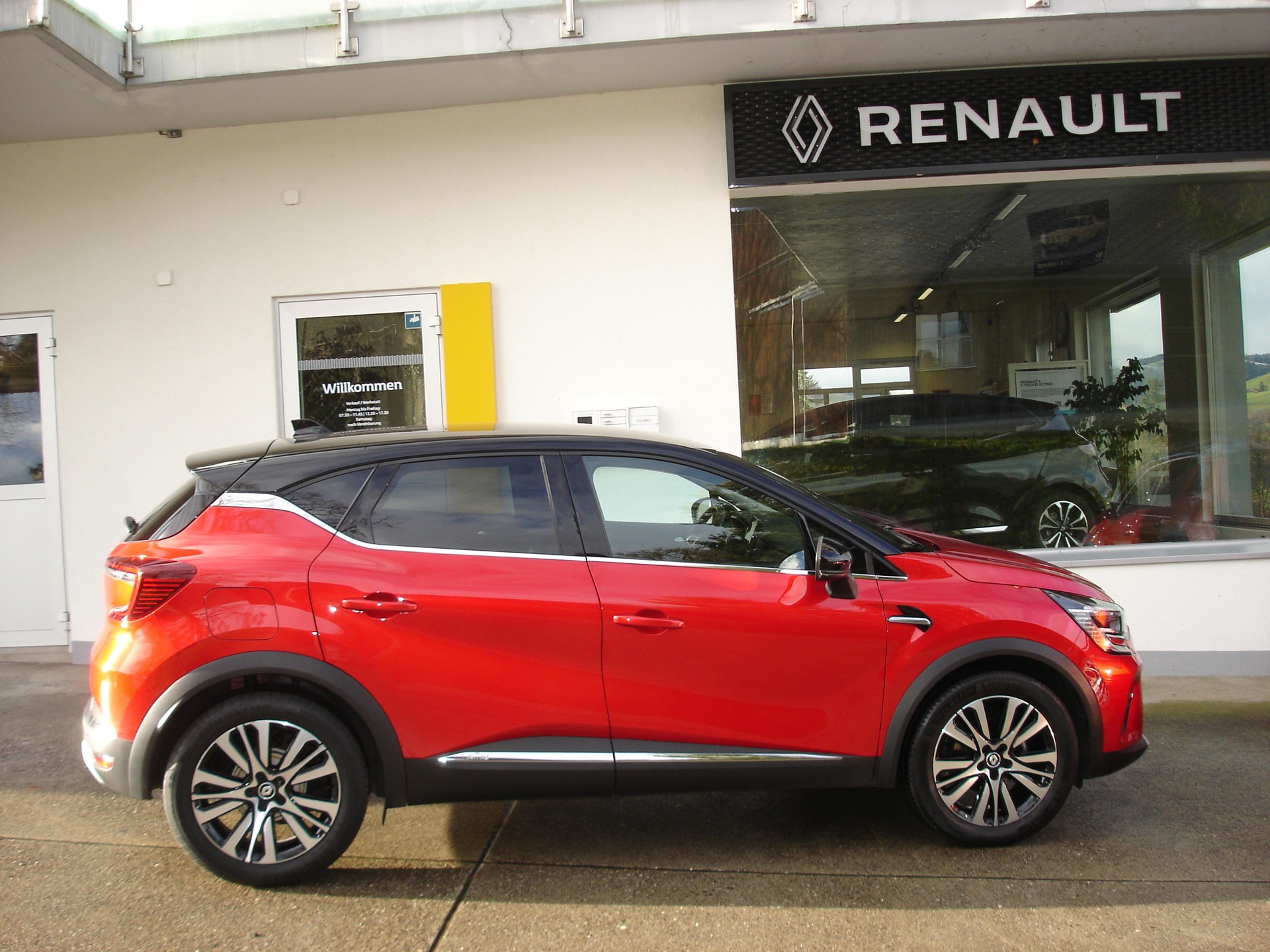 RENAULT Captur 1.3 TCe EDC Initiale Paris EDC-showroom-element-2