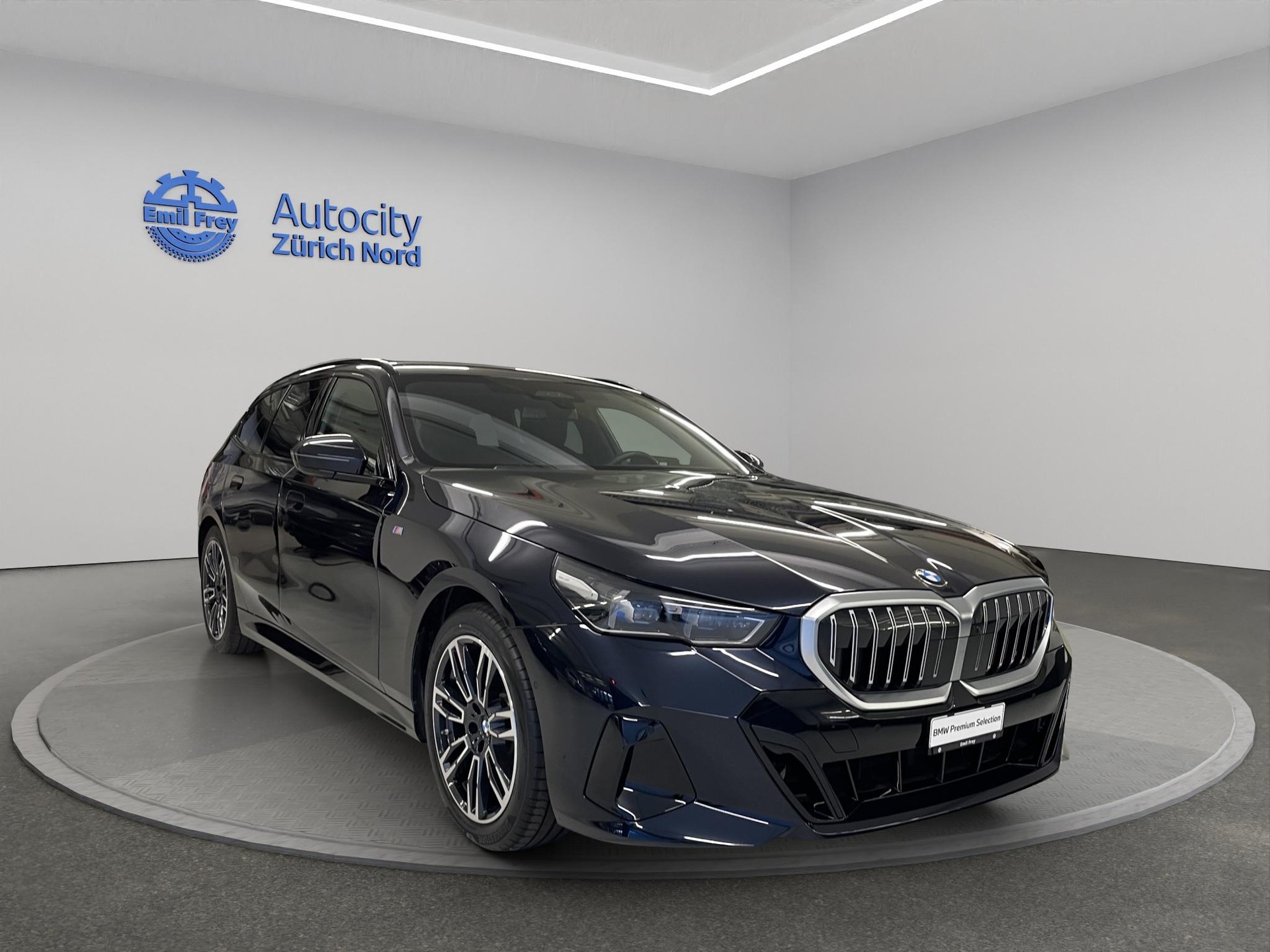 BMW 520d xDrive 48V Touring-showroom-element-3