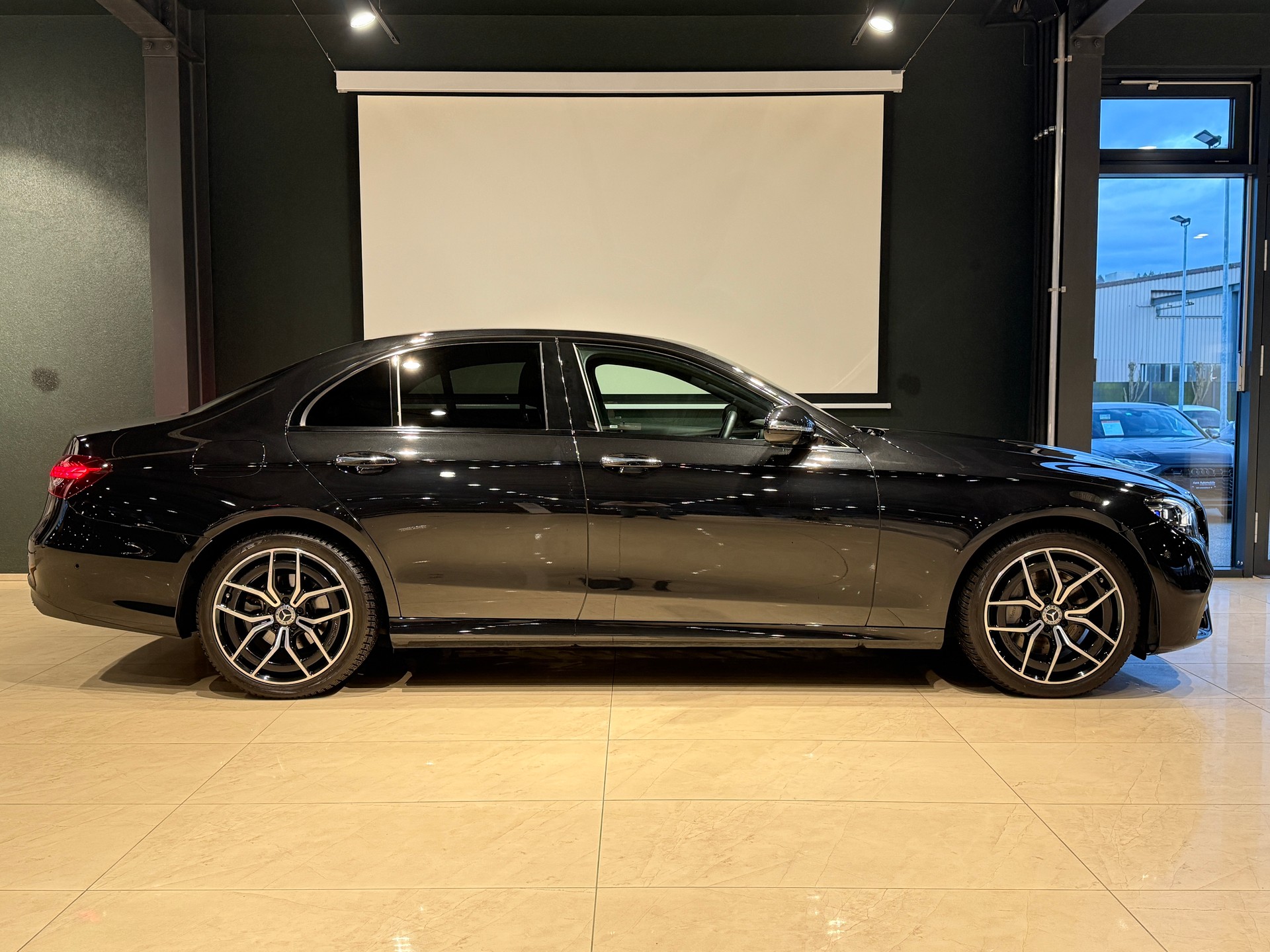 MERCEDES-BENZ E 300 d 4Matic AMG Line 9G-Tronic-showroom-element-3