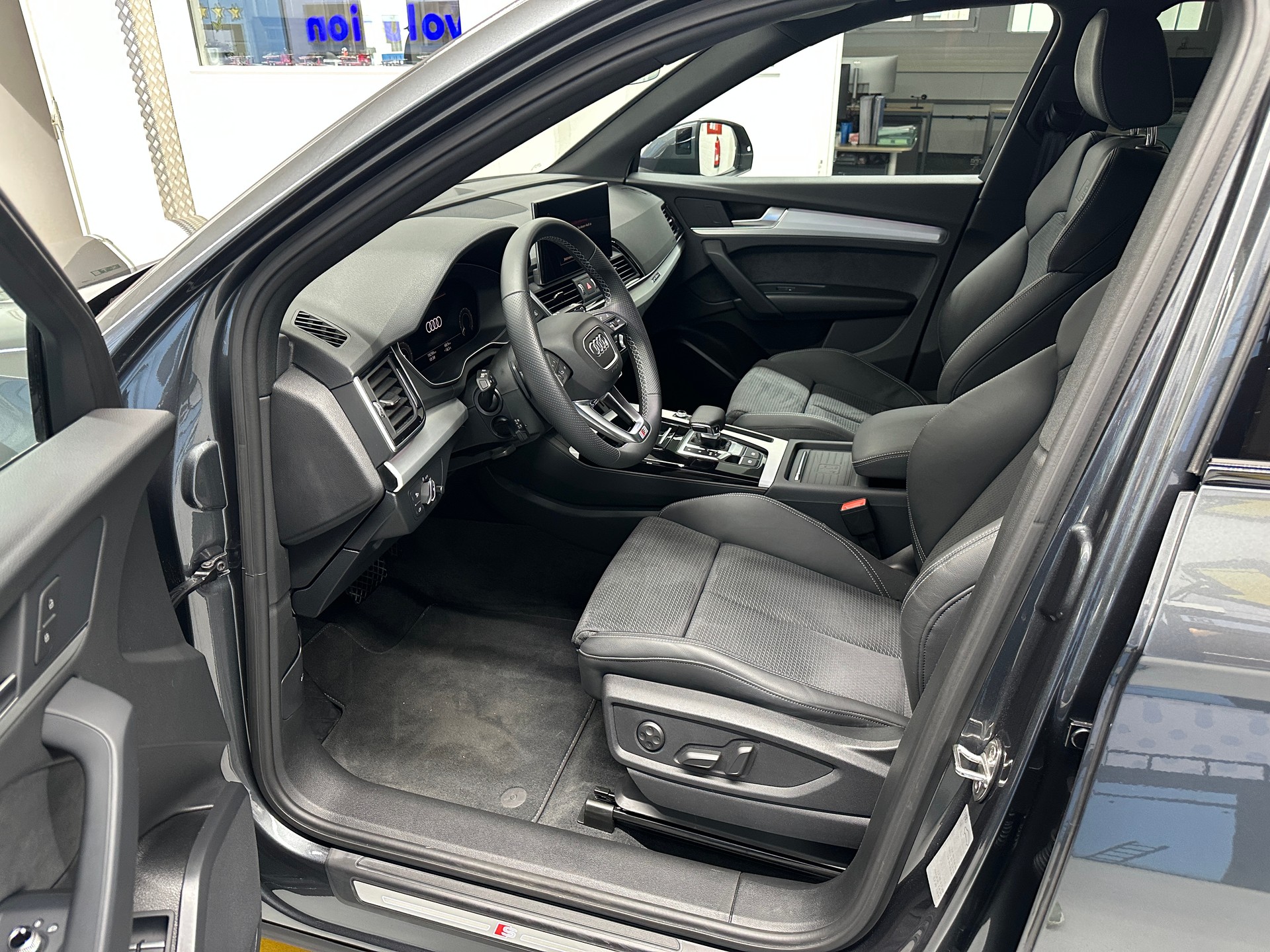 AUDI Q5 50 TFSI e PHEV S line quattro S-tronic-image-7