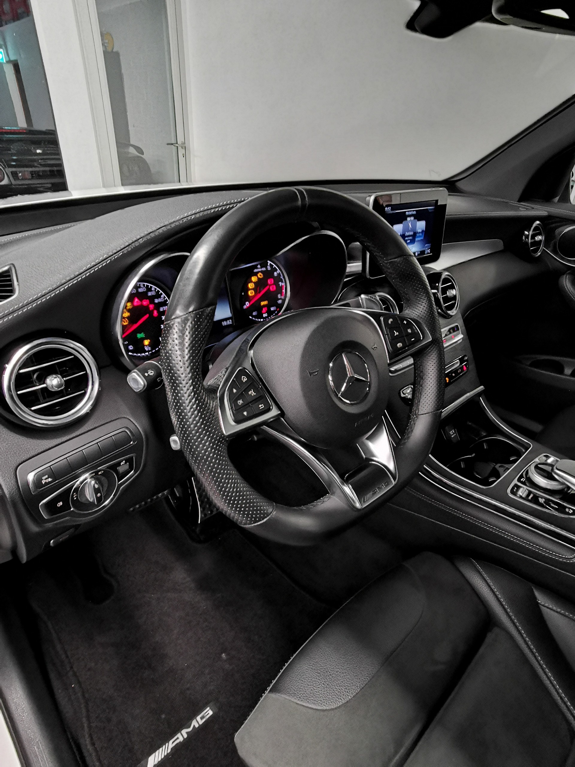 MERCEDES-BENZ GLC 63 AMG 4Matic+ 9G-Tronic WHITE SPECIAL 1. HD 50'000 KM CH-AUTO WINTERREIFEN-image-7