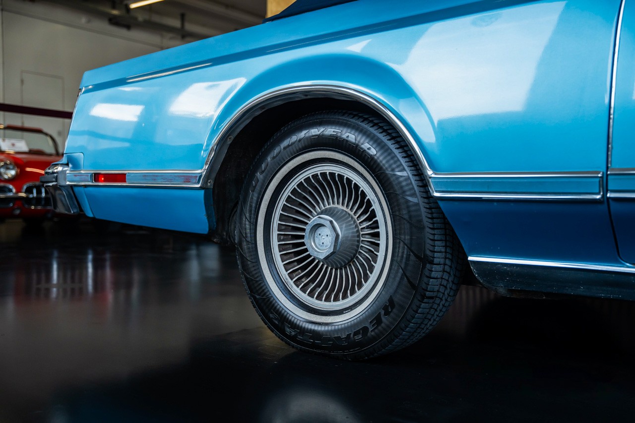 LINCOLN Continental-image-9