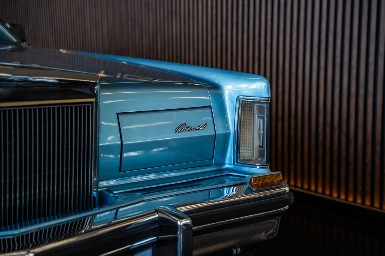 LINCOLN Continental-image-29