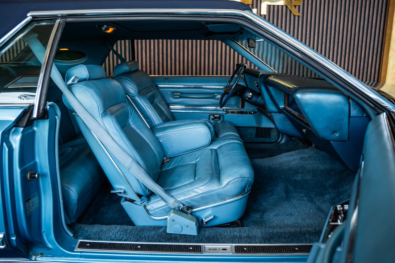 LINCOLN Continental-image-14