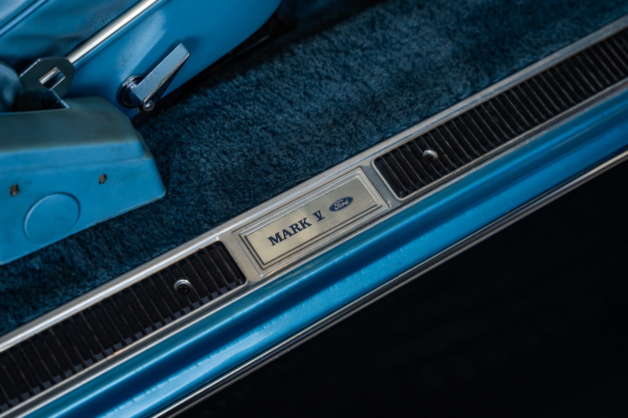 LINCOLN Continental-image-19