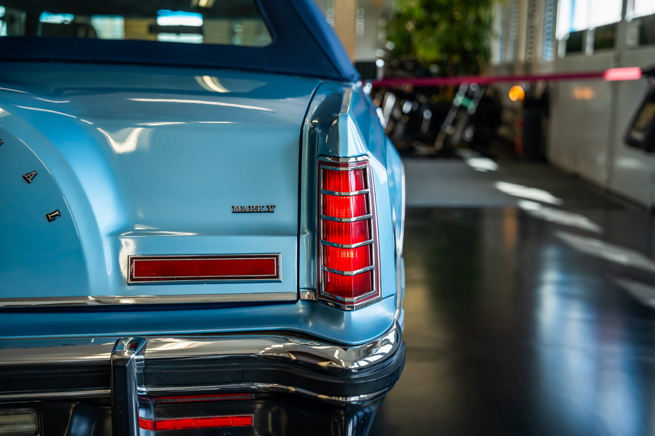 LINCOLN Continental-image-8