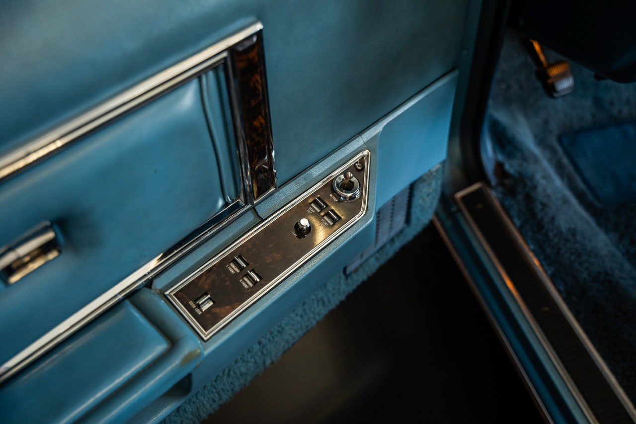 LINCOLN Continental-image-18