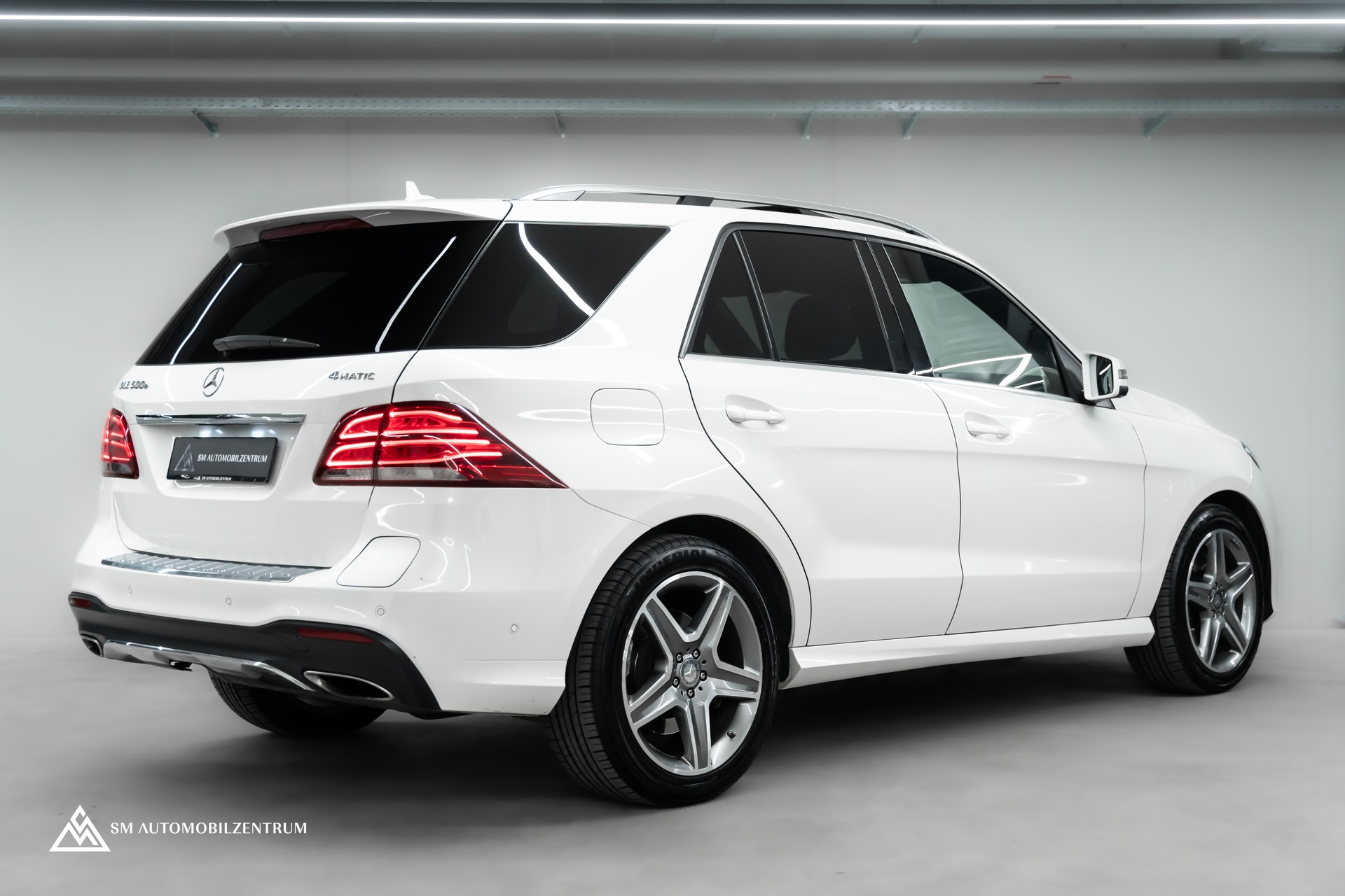 MERCEDES-BENZ GLE 500 e 4Matic AMG Line / Panorama / 360° / AHK-image-7