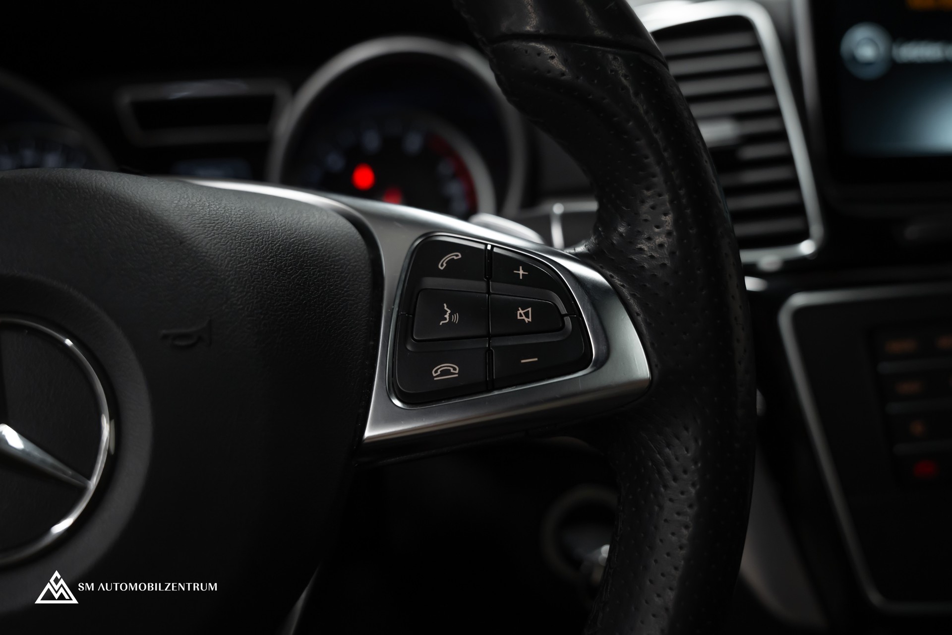 MERCEDES-BENZ GLE 500 e 4Matic AMG Line / Panorama / 360° / AHK-image-25