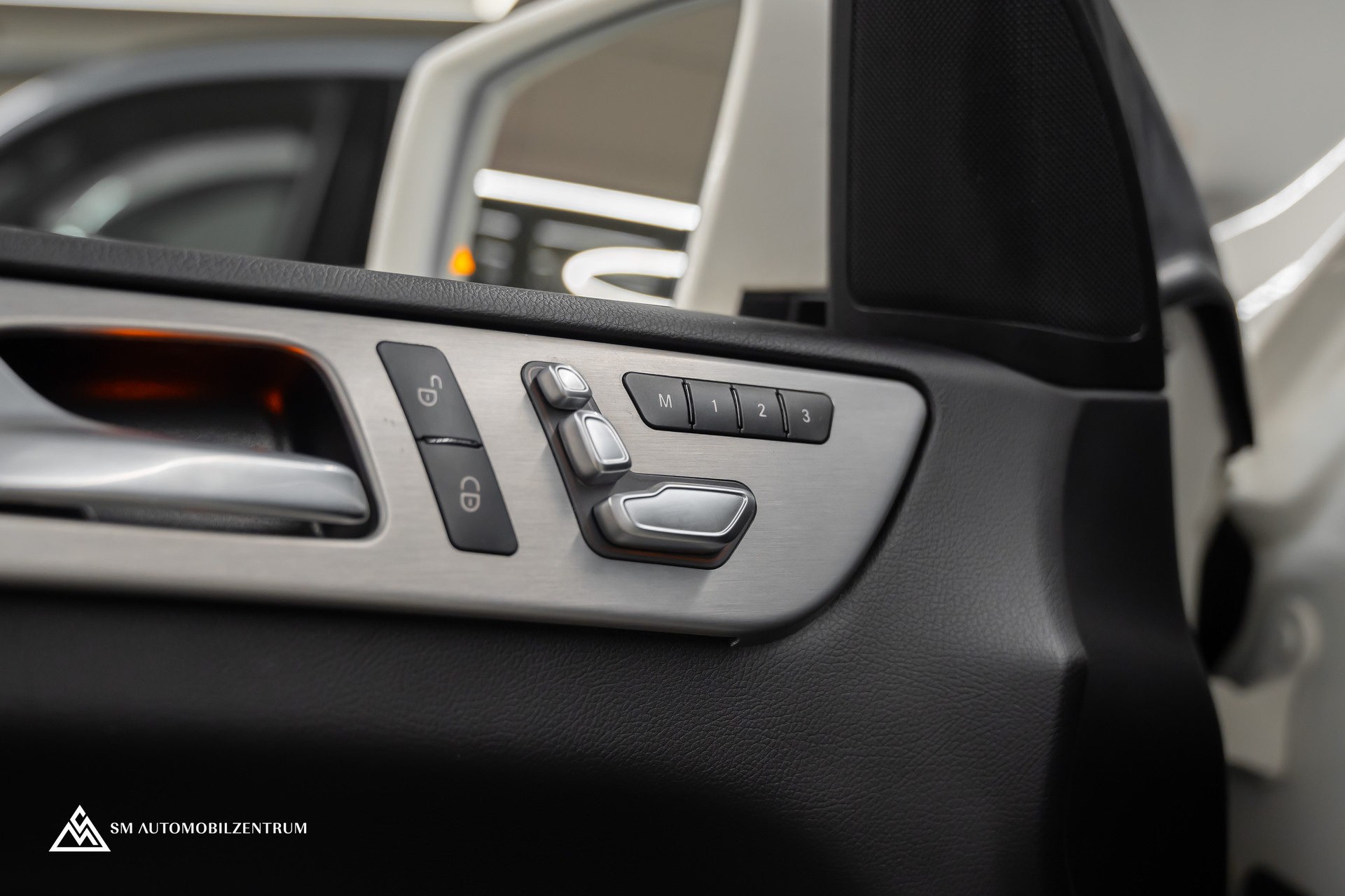 MERCEDES-BENZ GLE 500 e 4Matic AMG Line / Panorama / 360° / AHK-image-21
