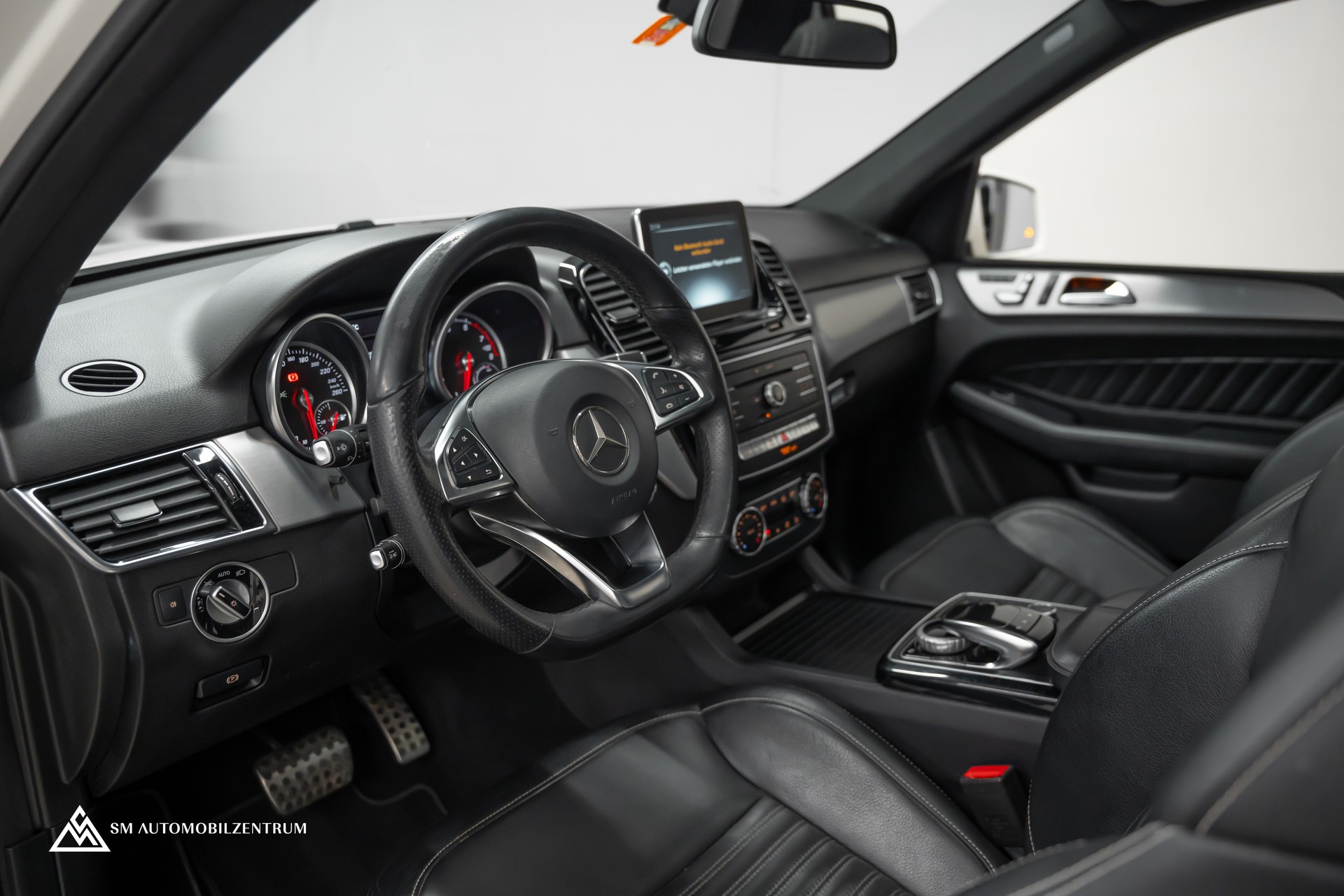 MERCEDES-BENZ GLE 500 e 4Matic AMG Line / Panorama / 360° / AHK-image-15