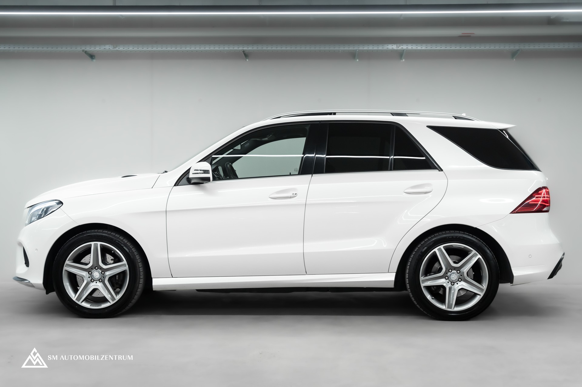MERCEDES-BENZ GLE 500 e 4Matic AMG Line / Panorama / 360° / AHK-image-4