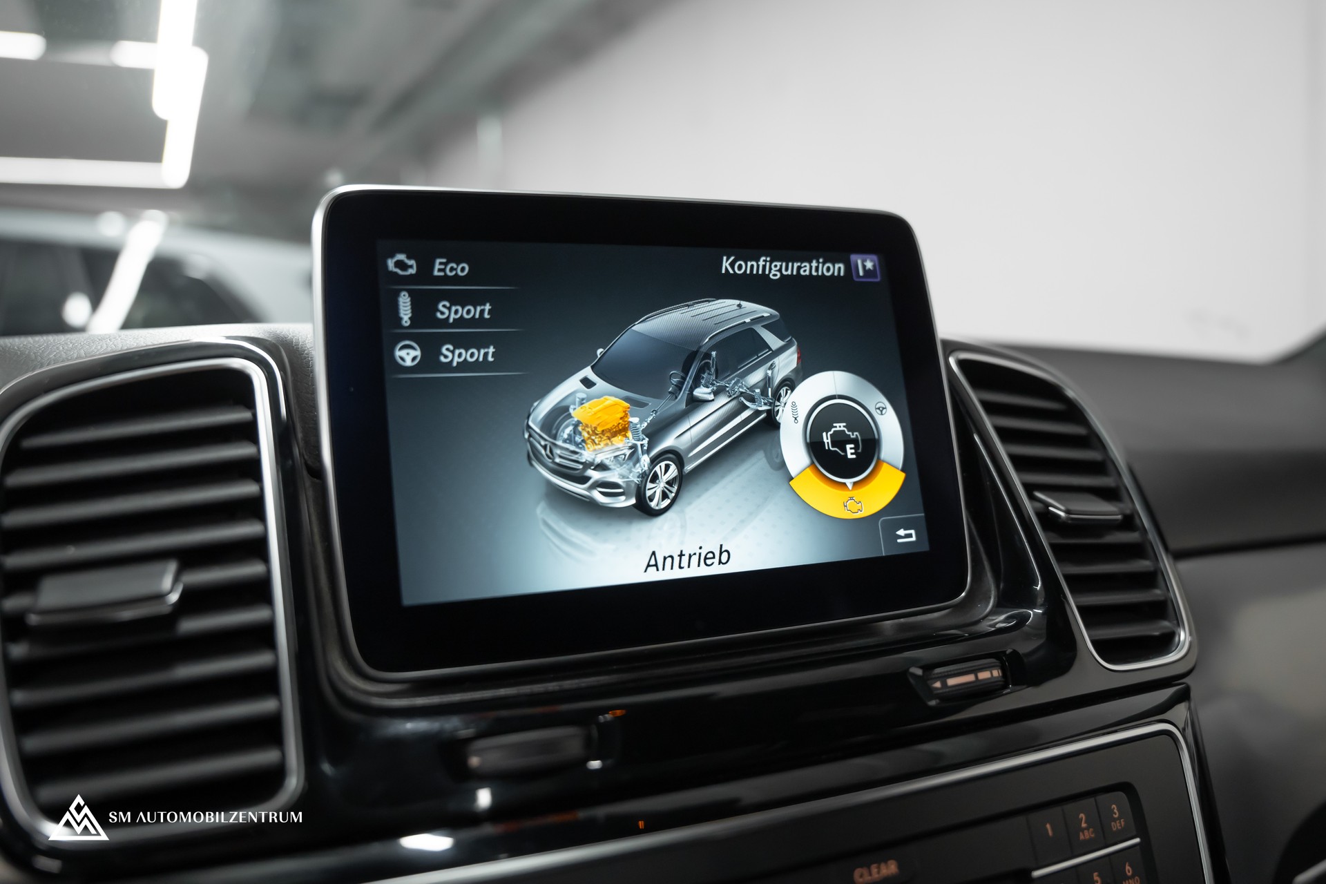 MERCEDES-BENZ GLE 500 e 4Matic AMG Line / Panorama / 360° / AHK-image-32