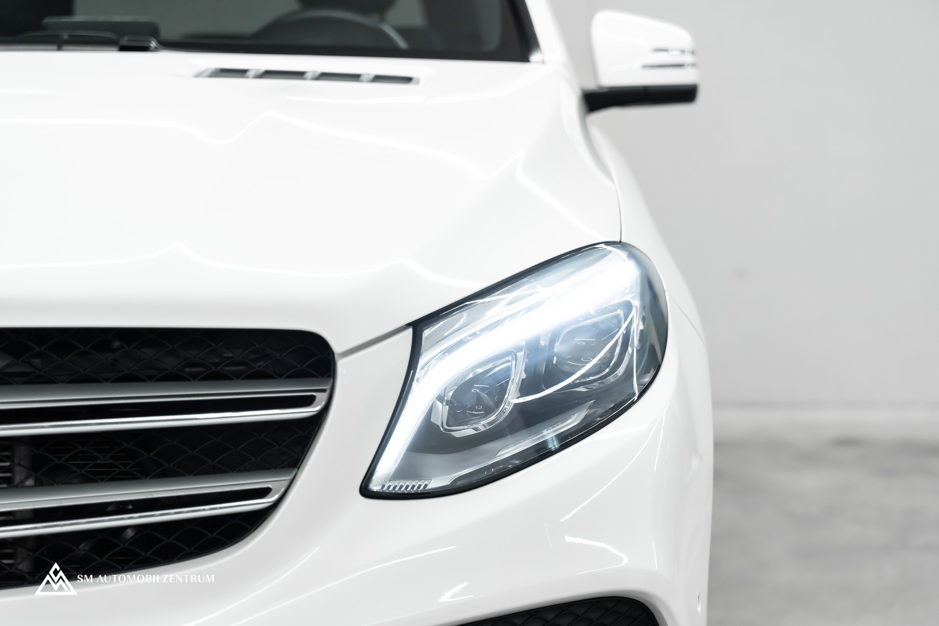 MERCEDES-BENZ GLE 500 e 4Matic AMG Line / Panorama / 360° / AHK-showroom-element-2
