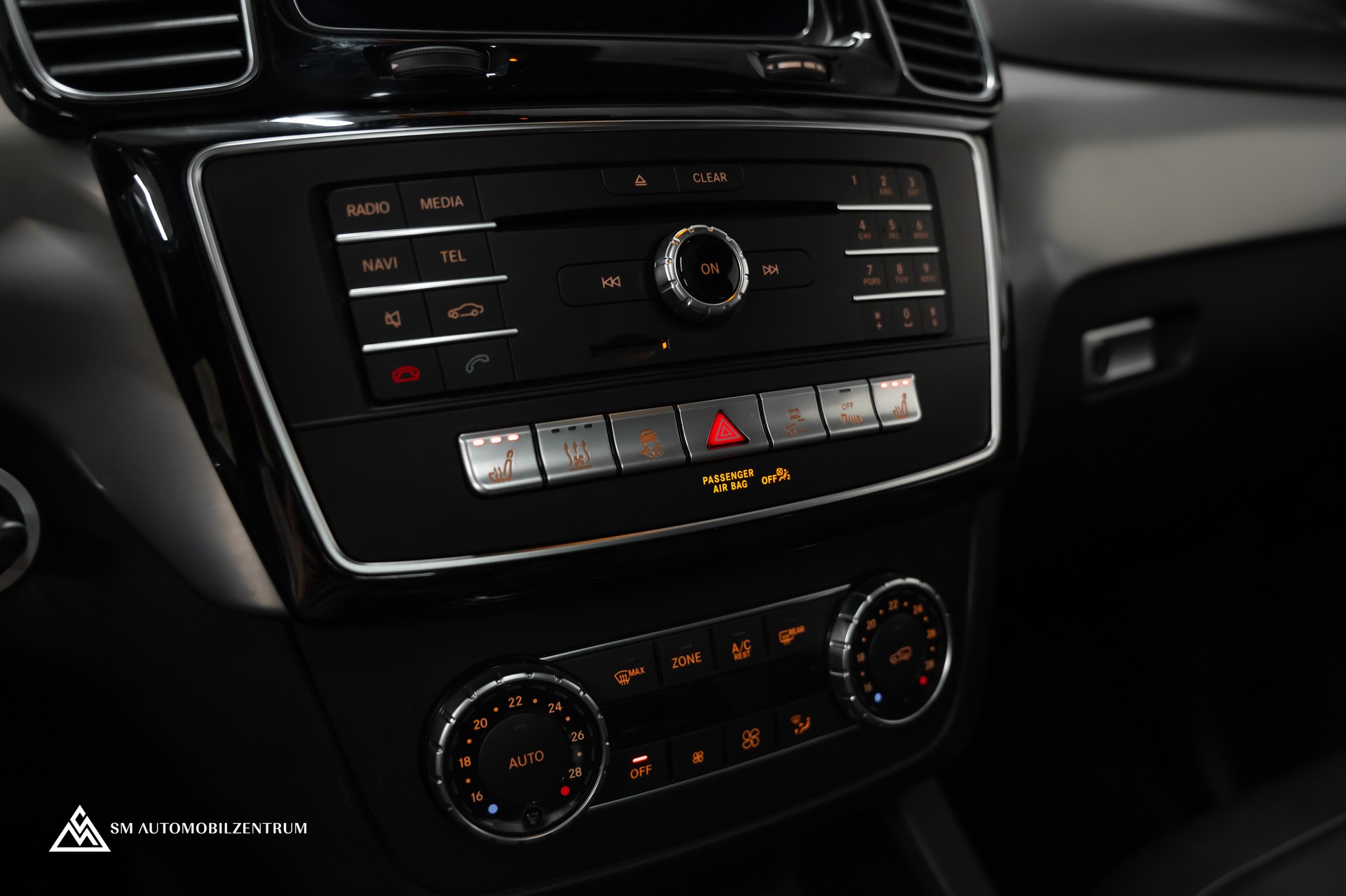 MERCEDES-BENZ GLE 500 e 4Matic AMG Line / Panorama / 360° / AHK-image-27