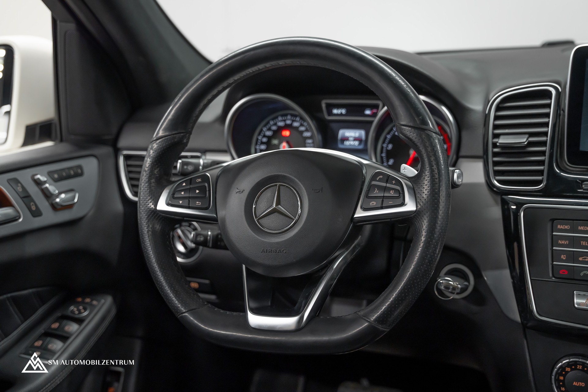 MERCEDES-BENZ GLE 500 e 4Matic AMG Line / Panorama / 360° / AHK-image-22