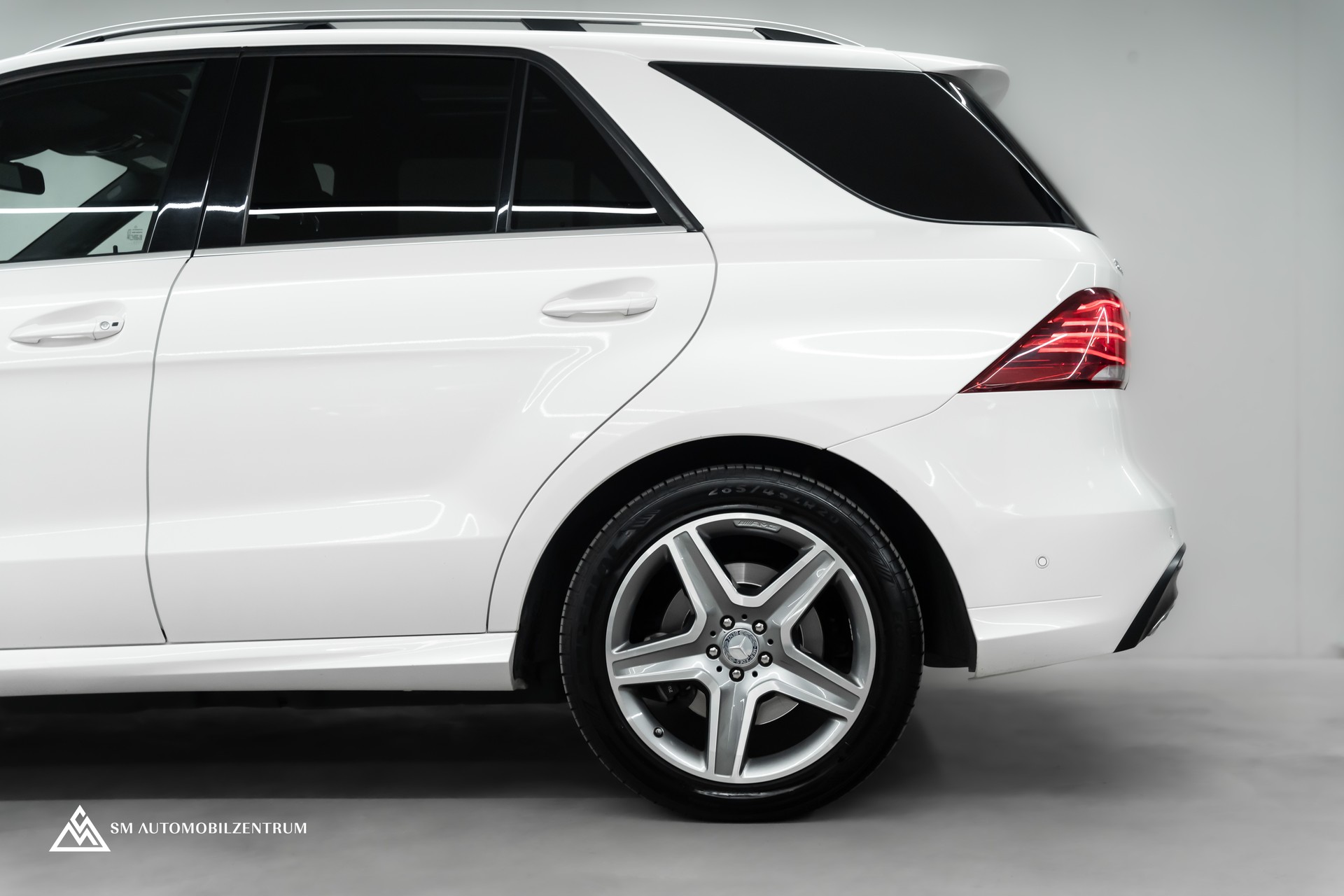 MERCEDES-BENZ GLE 500 e 4Matic AMG Line / Panorama / 360° / AHK-image-6