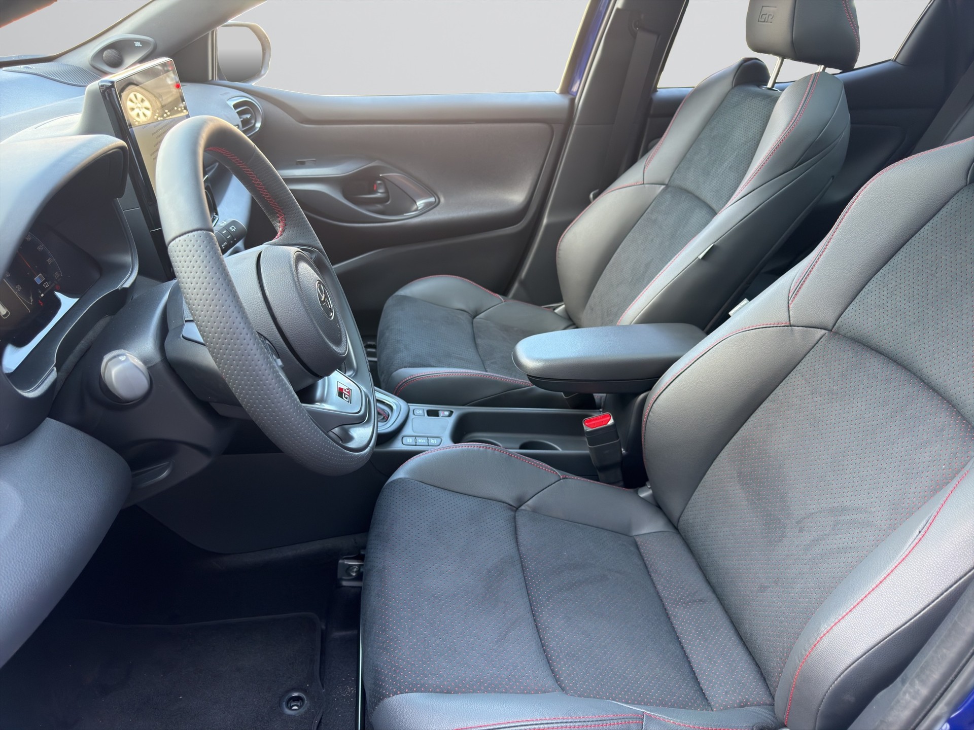 TOYOTA Yaris 1.5 GR Sport e-CVT-image-17