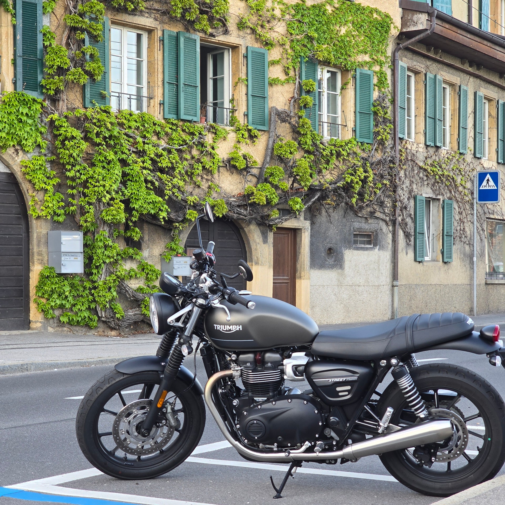 TRIUMPH Street Twin 900 Special Edition-image-1