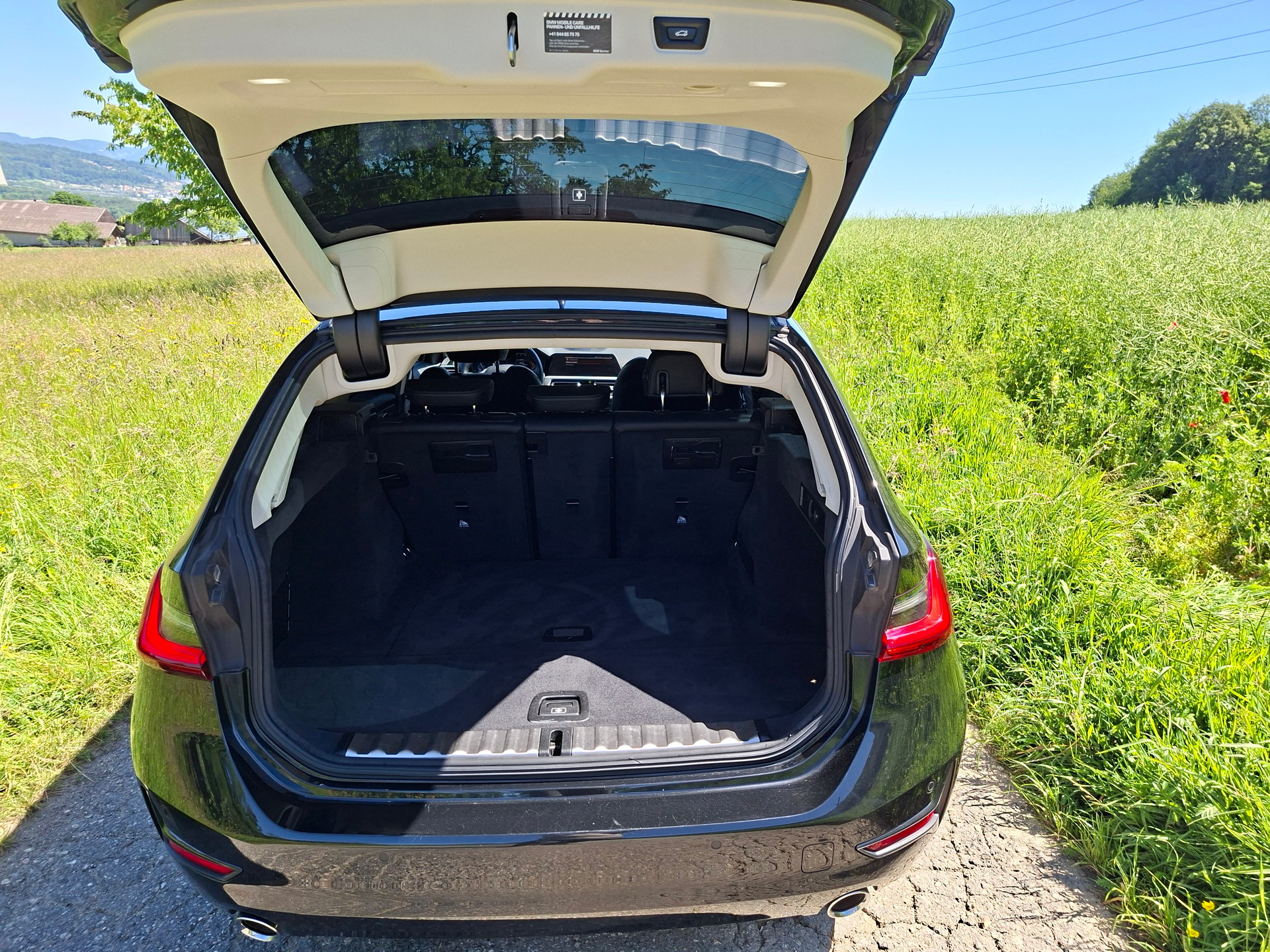 BMW 320d xDrive 48V Touring Steptronic-image-15