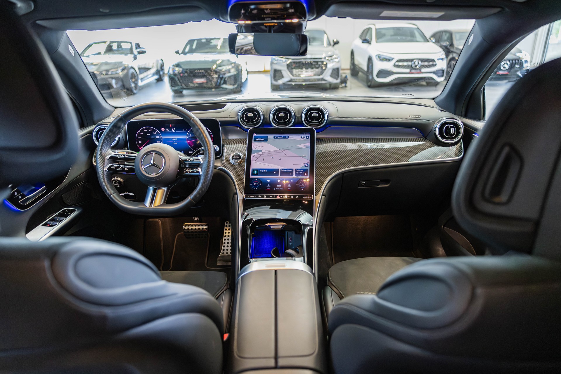 MERCEDES-BENZ GLC 200 AMG Line 4matic Coupé / Panorama / Head-Up Display / Ambientebeleuchtung-image-18