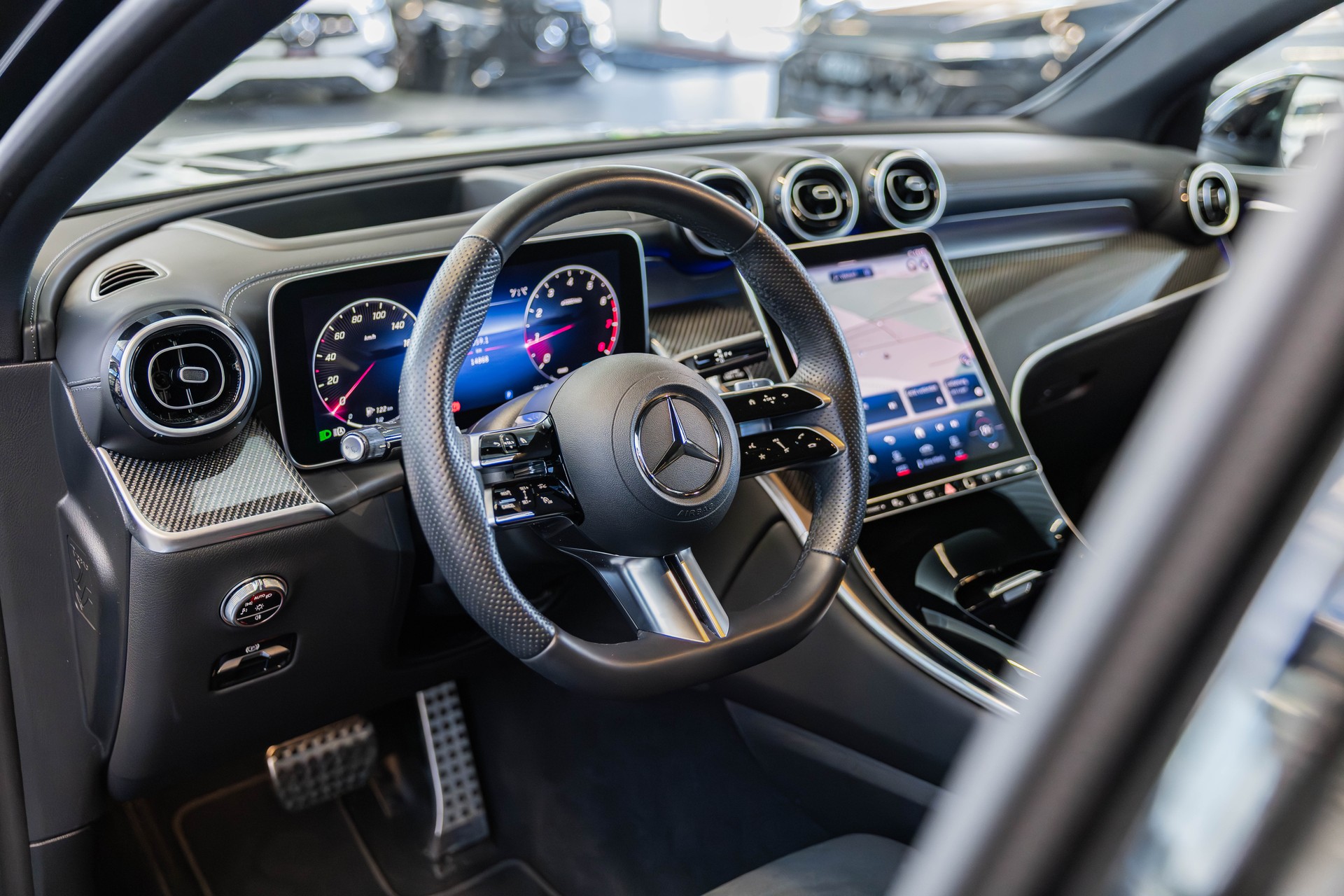 MERCEDES-BENZ GLC 200 AMG Line 4matic Coupé / Panorama / Head-Up Display / Ambientebeleuchtung-image-11