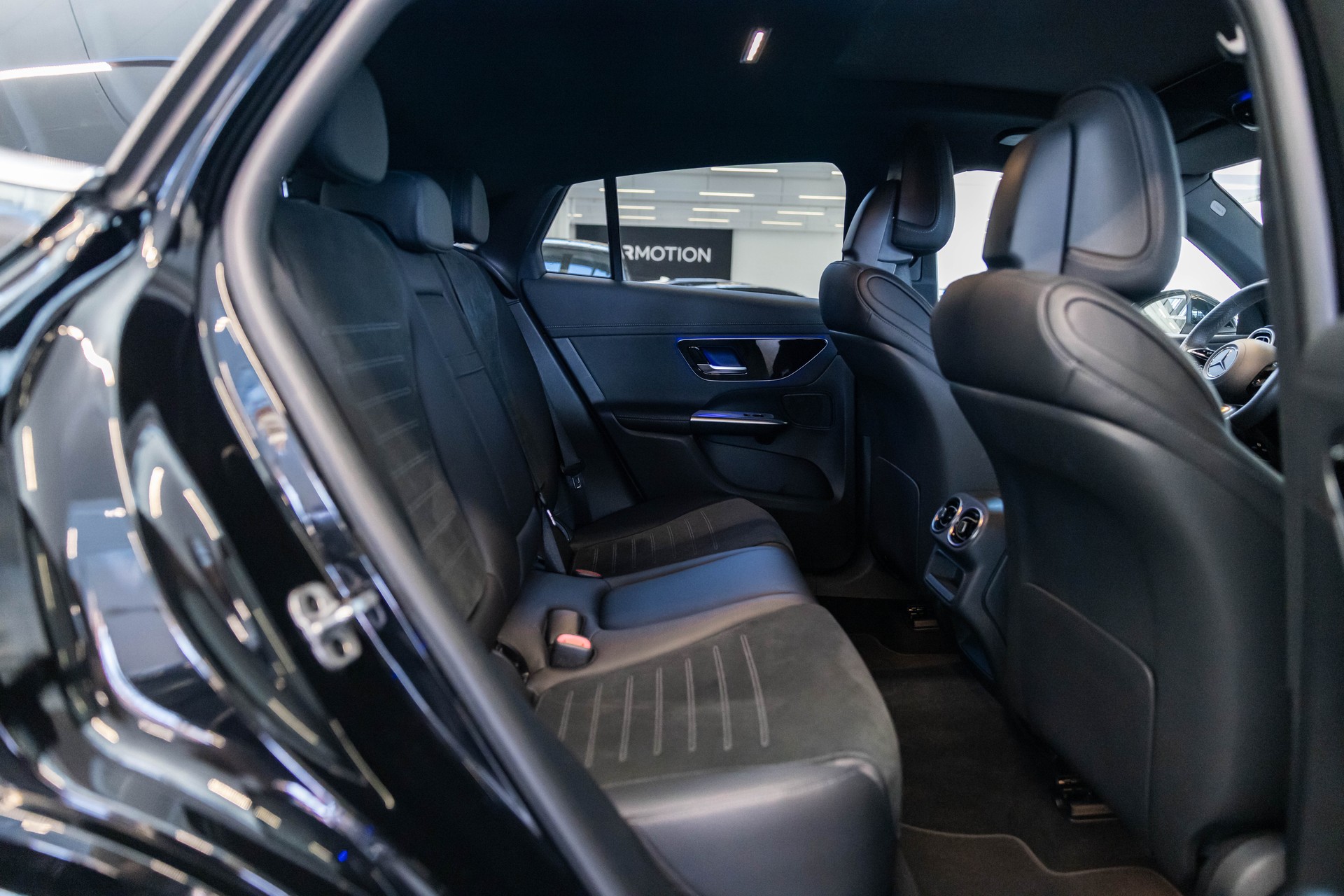 MERCEDES-BENZ GLC 200 AMG Line 4matic Coupé / Panorama / Head-Up Display / Ambientebeleuchtung-image-16