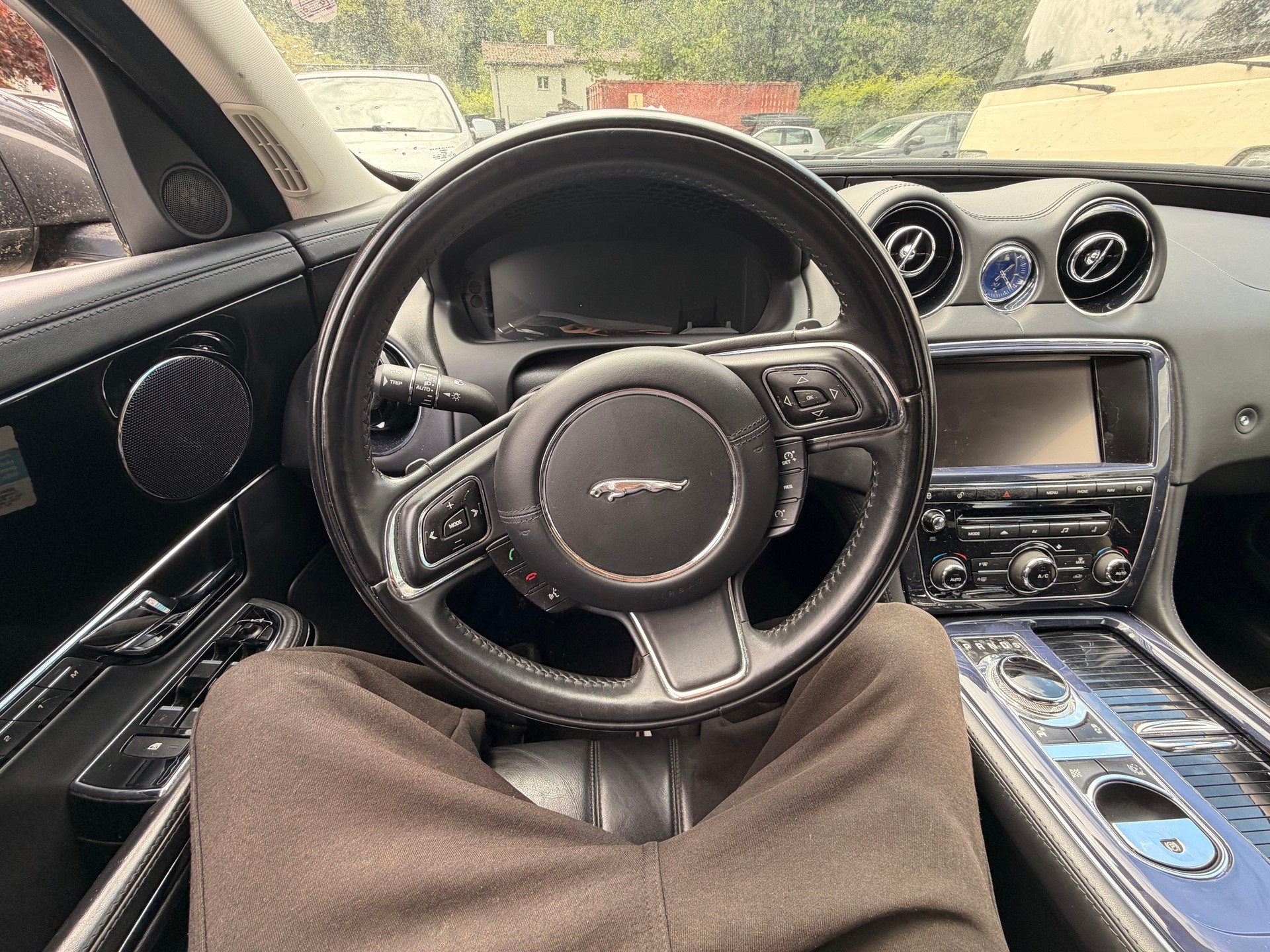 JAGUAR XJ 3.0 V6 S/C Premium Luxury Automatic AWD-image-29