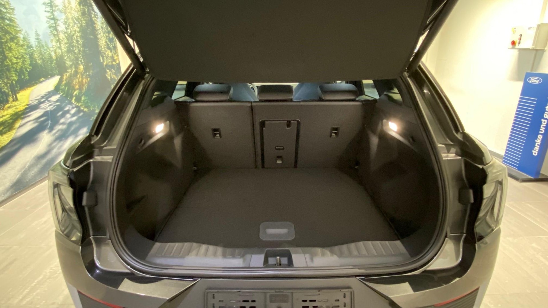 FORD Explorer Extended Range Premium AWD-image-17