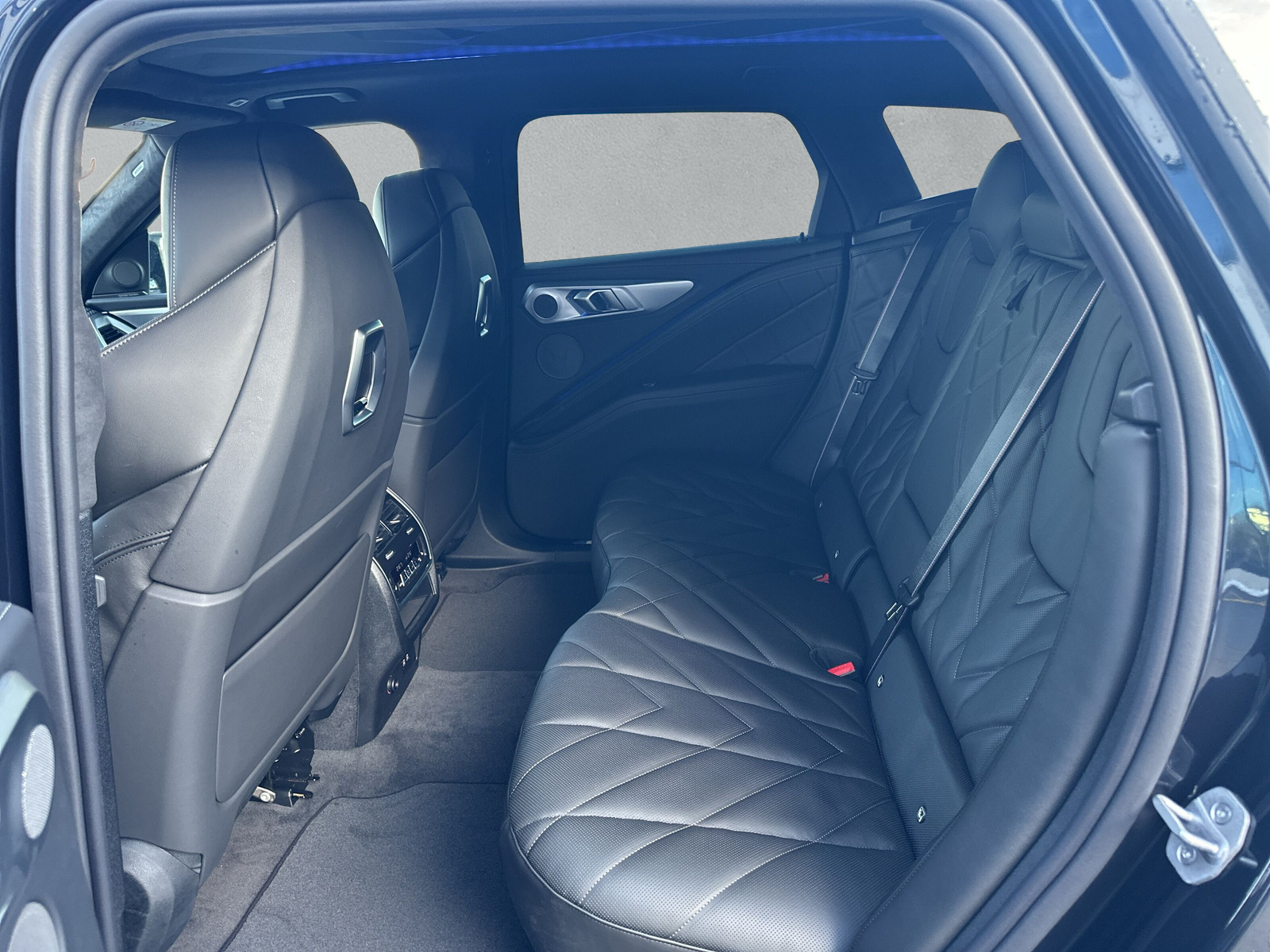 BMW XM xDrive 50e PHEV Steptronic-image-11
