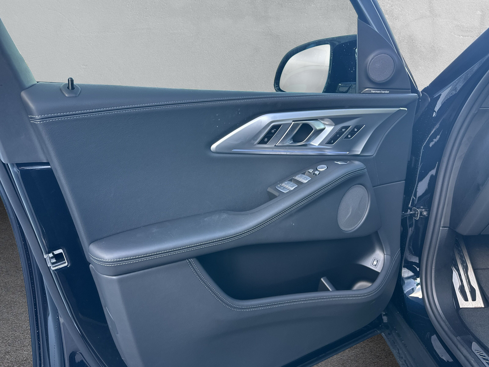 BMW XM xDrive 50e PHEV Steptronic-image-16