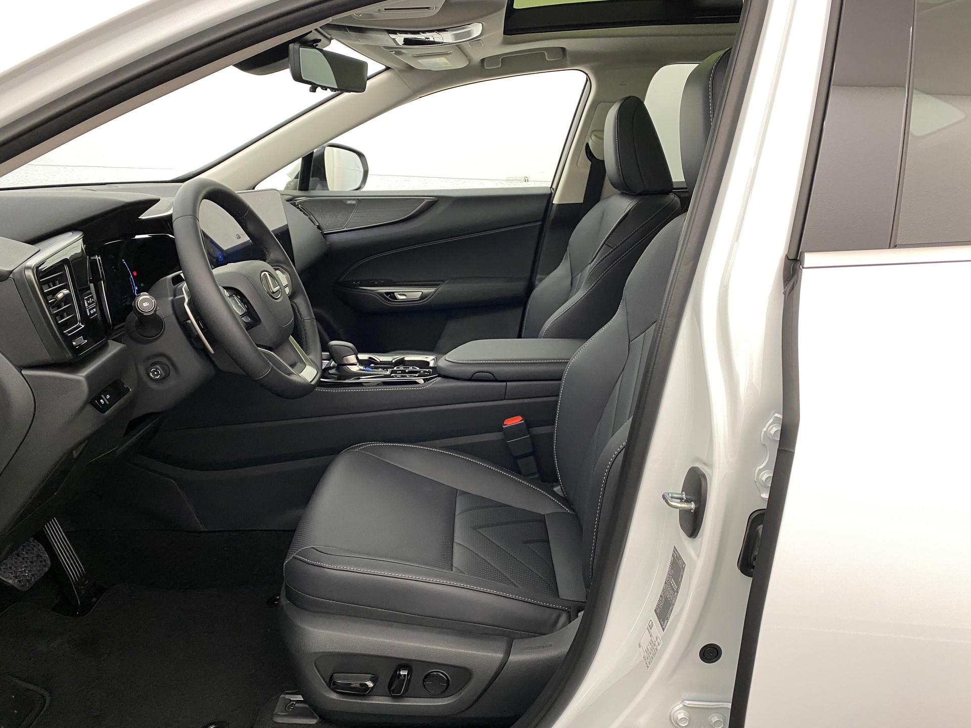 LEXUS NX 450h+ Excellence-showroom-element-3
