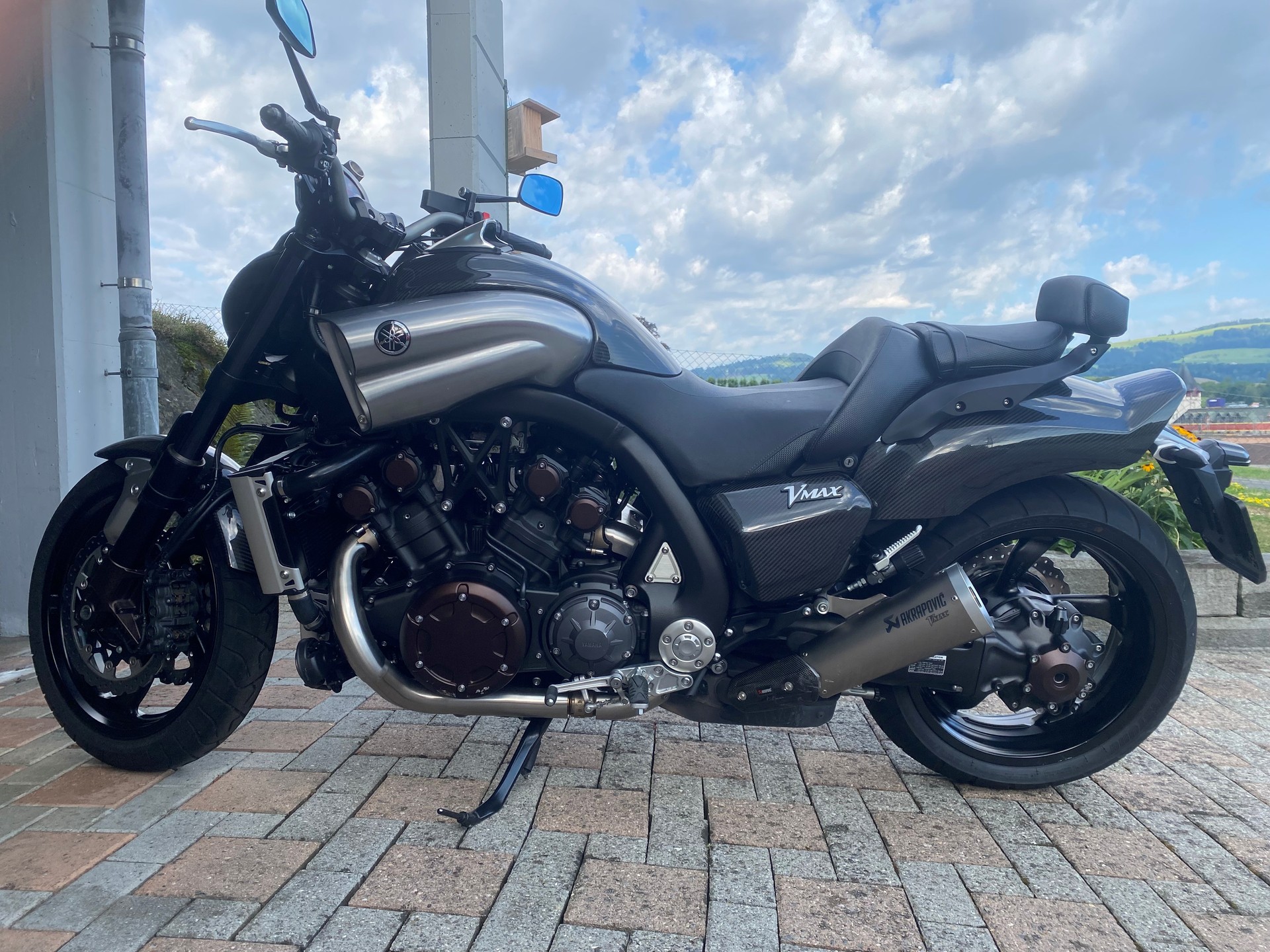YAMAHA V-MAX Carbon-image-0