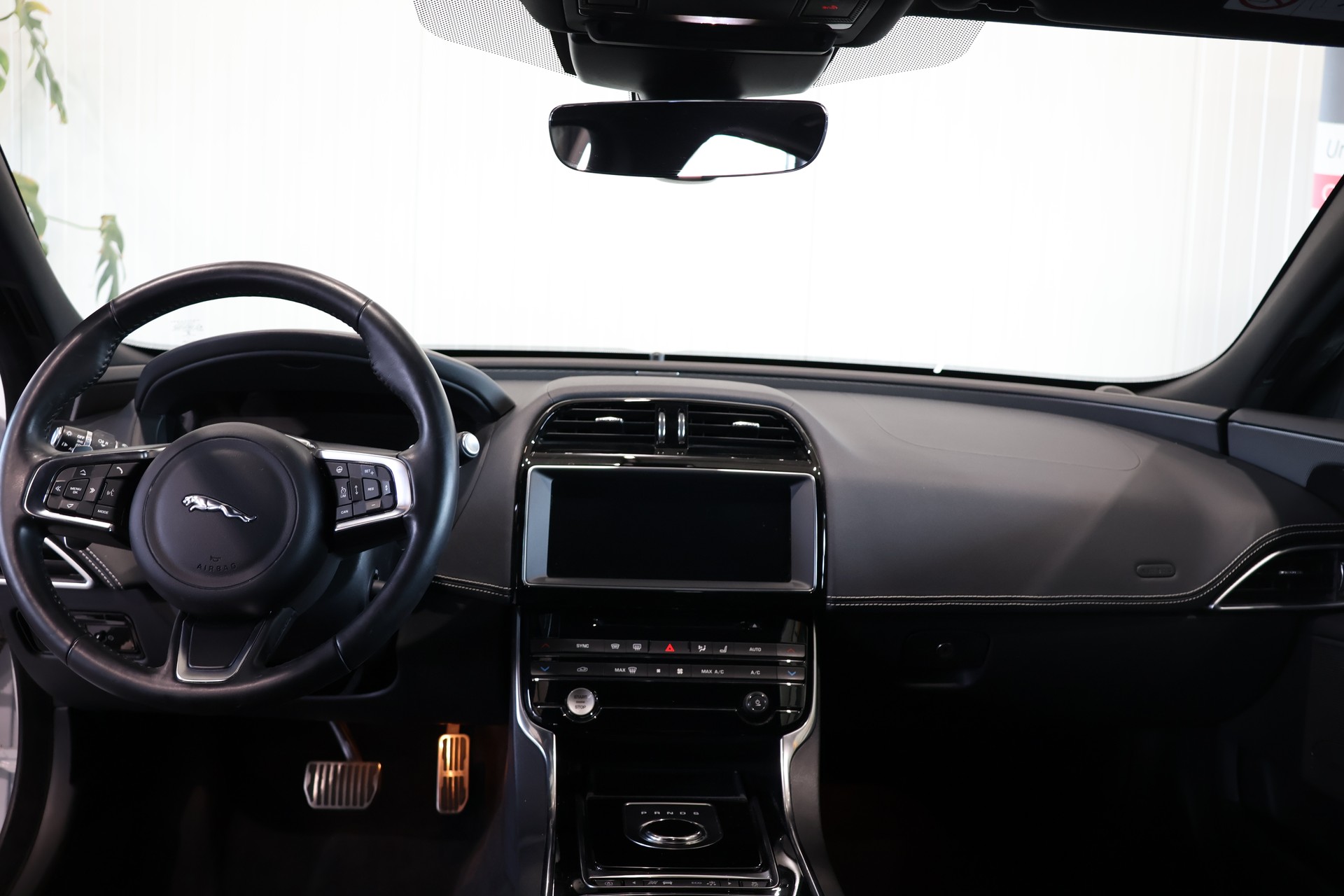 JAGUAR XE 20d Landmark AWD Automat-image-11
