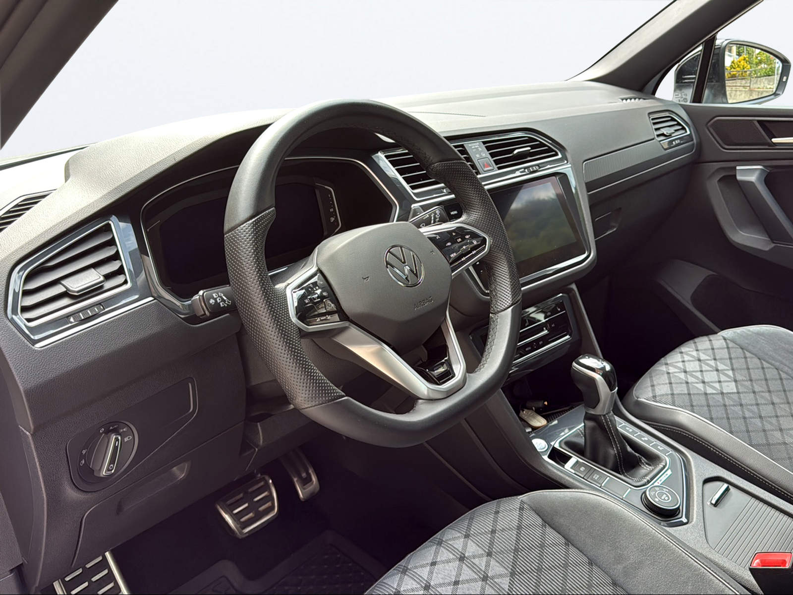 VW Tiguan 2.0 TDI SCR R-Line 4Motion DSG-image-10