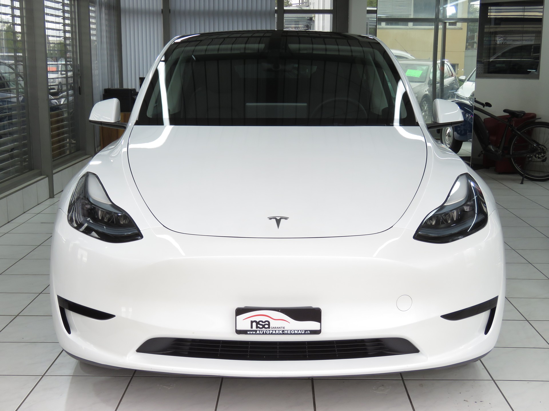 TESLA Model Y RWD-showroom-element-1