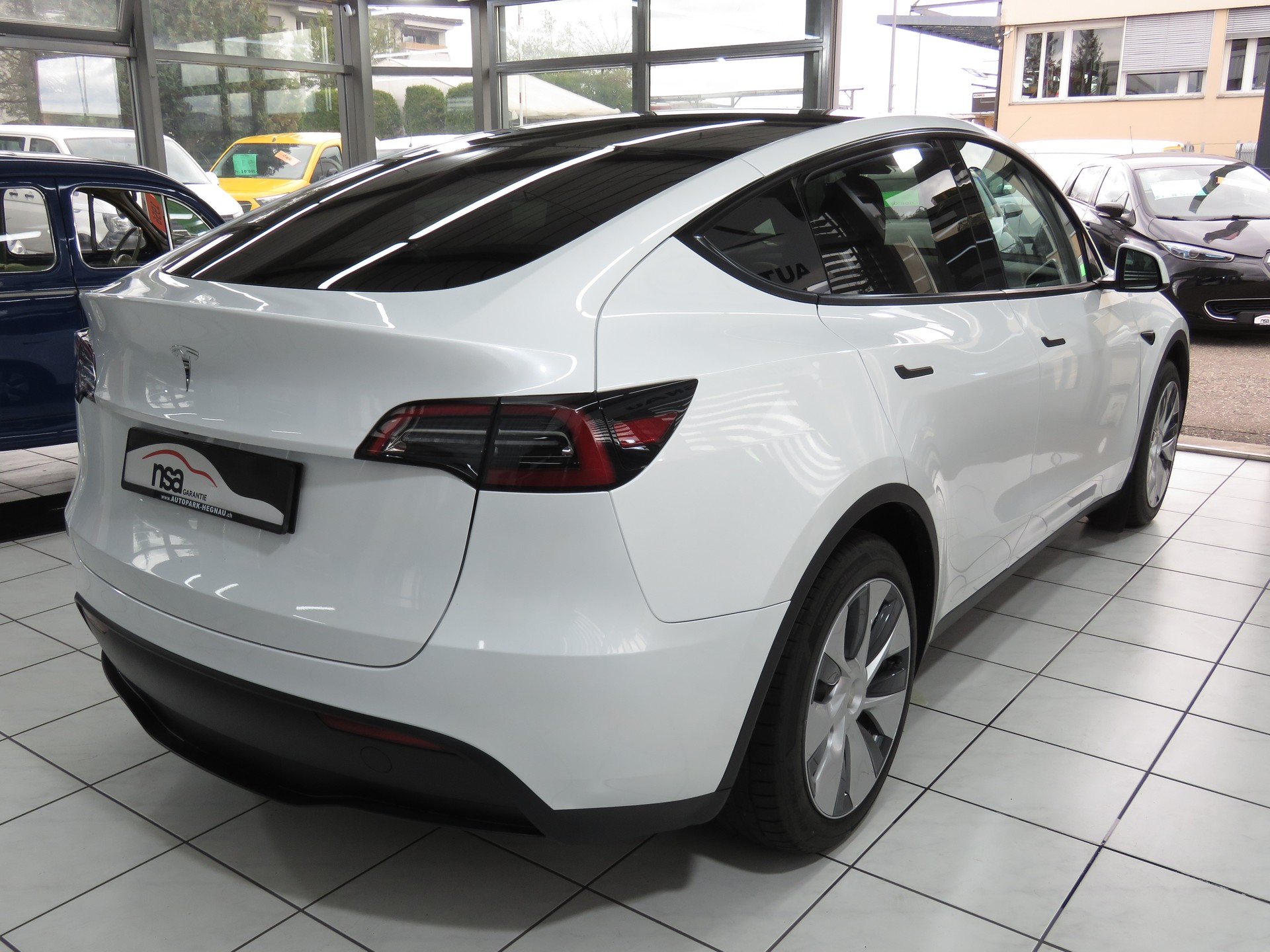 TESLA Model Y RWD-showroom-element-3